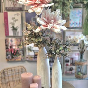 סט אגרטלי בקבוק עם פרחי דליה ואקליפטוס