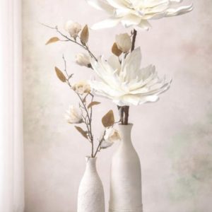 סט אגרטלי בקבוק עם פרחי דליה וניצני מגנוליה